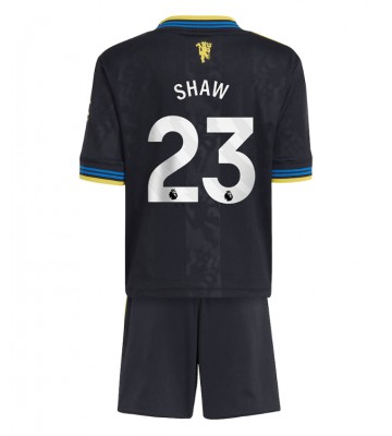 Lacne Dětský Futbalové dres Manchester United Luke Shaw #23 2025-26 Krátky Rukáv - Tretina (+ trenírky)